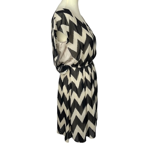 Gianni Bini Dress Womens Medium Black Cream Chevron Chiffon Adele Blissful Beach - Picture 2 of 11